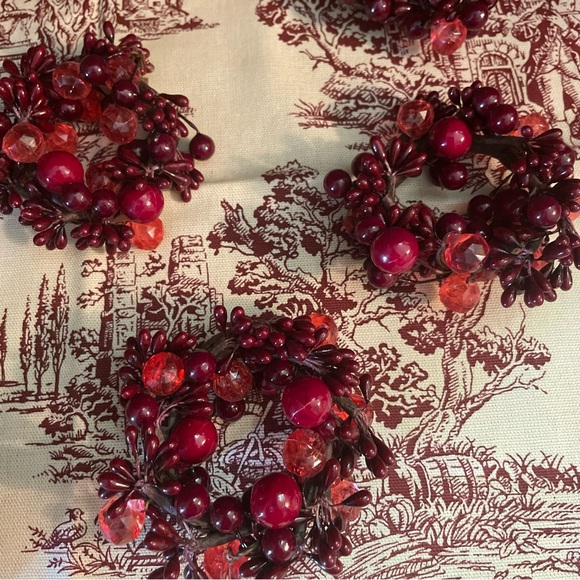 Tabletop SET of 8 Napkin Rings in Deep Red with sparkle, elegant - Picture 4 of 7